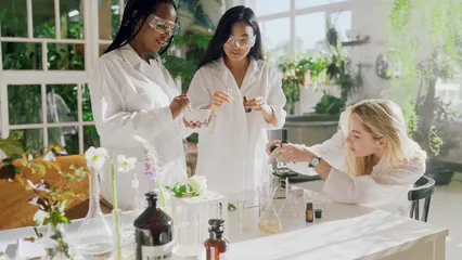 Horizontal video: Female botanists working in a laboratory 8513268. Duration: 20 seconds. Resolution: 3840x2160