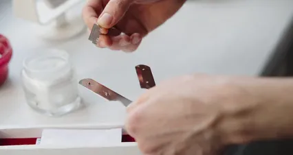 Horizontal video: Putting a blade on a shaver 7314354. Duration: 34 seconds. Resolution: 4096x2160