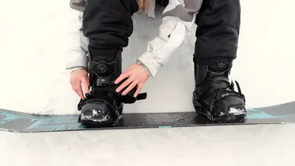 Horizontal video: A person putting on a snowboard 6637282. Duration: 25 seconds. Resolution: 3840x2160